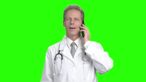 Medico di sesso maschile che parla sul cellulare . — Video Stock