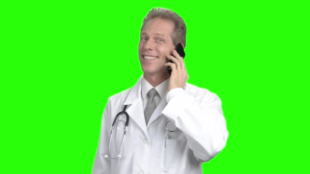 Ευτυχισμένος γιατρό του μιλώντας στο τηλέφωνο, πράσινη οθόνη. — Αρχείο Βίντεο