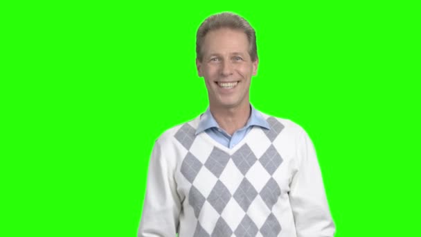 Mann lacht auf Chroma Key Hintergrund. — Stockvideo