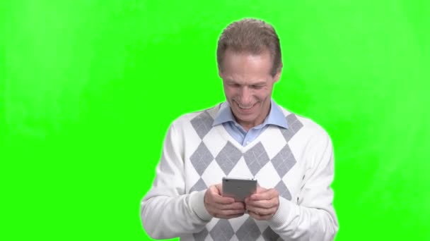 Uomo felice utilizzando smartphone, schermo verde . — Video Stock