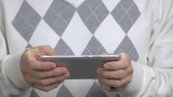 Mann aus nächster Nähe spielt Spiel auf Smartphone. — Stockvideo