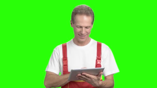Lächelnder Bauarbeiter arbeitet an Computer-Tablet. — Stockvideo