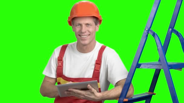 Engenheiro alegre com tablet pc . — Vídeo de Stock