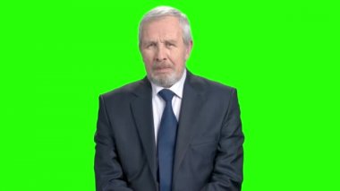 Şok yaşlı işadamı, yeşil ekran.