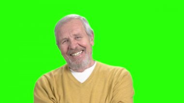 Yaşlı bir adam, yeşil ekran gülümseyen.