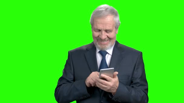 Gelukkig manager te typen van een bericht op smartphone. — Stockvideo