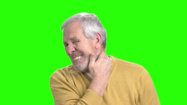 Homme âgé souffrant de maux de cou . — Video