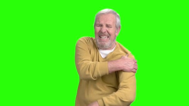 Elderly man having shoulder pain. — Stock Video