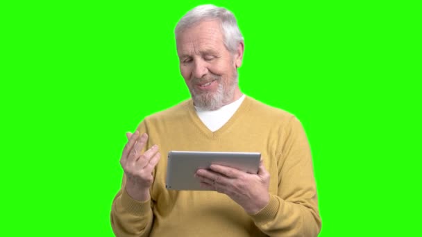 Starší muž mluví prostřednictvím Internetu. — Stock video