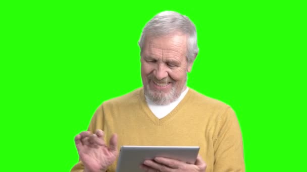 Funny senior man using pc tablet. — Stock Video