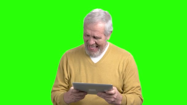 Drôle mâle senior jouer sur pc tablette . — Video