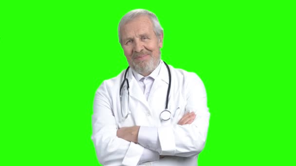 Пожилой врач со стетоскопом, зеленый экран . — стоковое видео