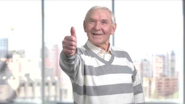 Idős ember a hüvelykujjával felfelé gesztus. — Stock videók