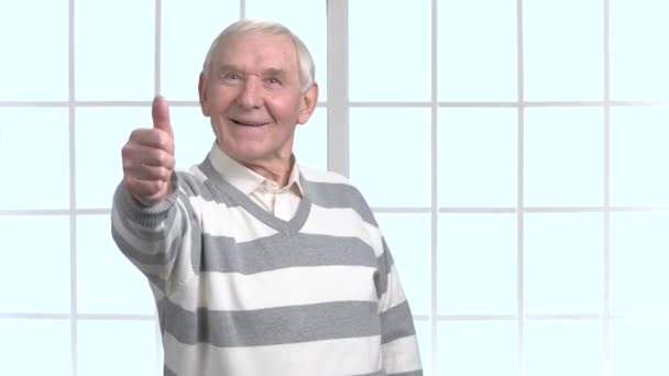 Older man with thumb up sign. — Stock Video