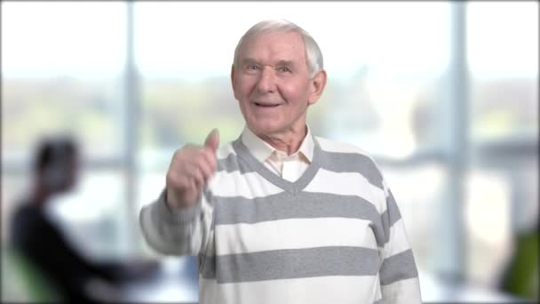 Old happy man gesturing thumb up. — Stock Video