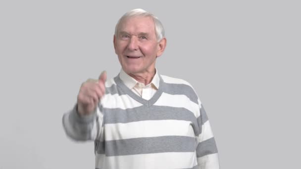 Old man gesturing thumb up. — Stock Video