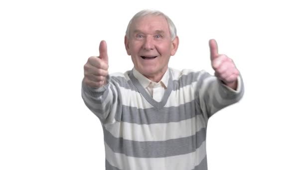 Oude man met twee duimen omhoog. — Stockvideo