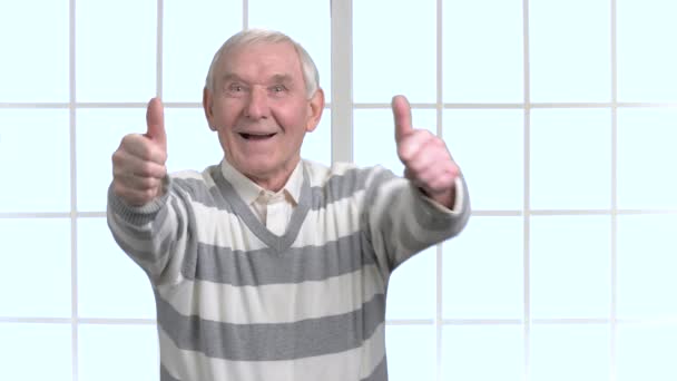 Cheerful senior showing two thumbs up. — Stock Video