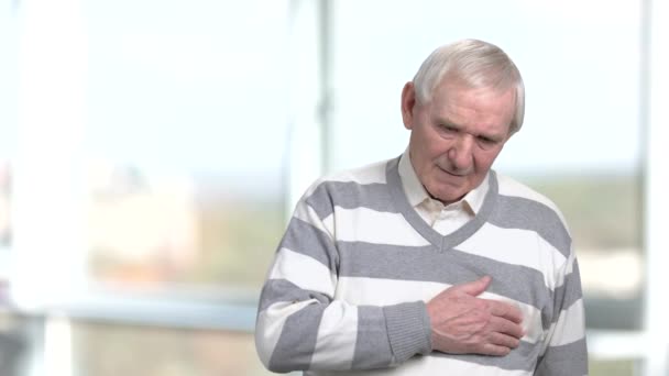 Nešťastný senior masírování prsou. — Stock video