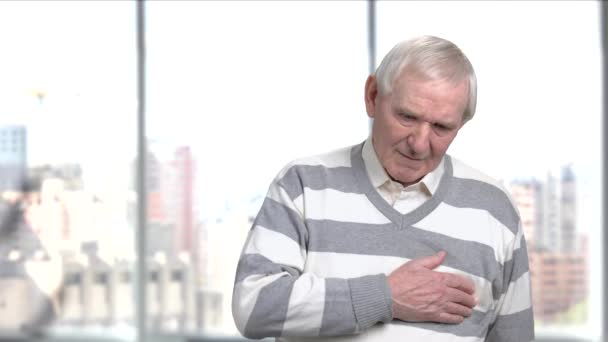 Hombre envejecido siente dolor en el pecho . — Vídeo de stock