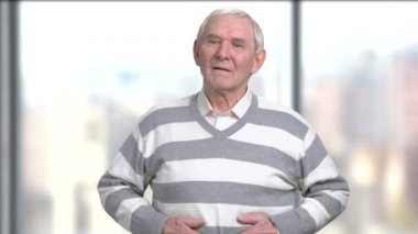 Yaşlı adam karnından rahatsızlık sahip.