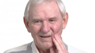 Güçlü diş ağrısı olan yaşlı adamı kapatın.