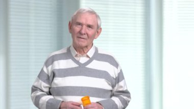 İlaç, yaşlı adam arka plan bulanık.