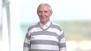 Düşünceli bir fikir olan ihtiyar.