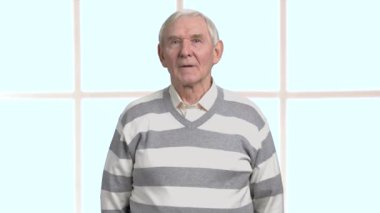 Kızgın komuta sizde, arka plan bulanık.