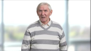 Tahriş olmuş yaşlı bir adam, bulanık artalanları.