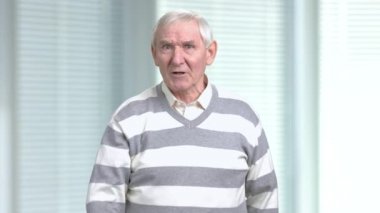 Memnun kızgın emekli, arka plan bulanık.