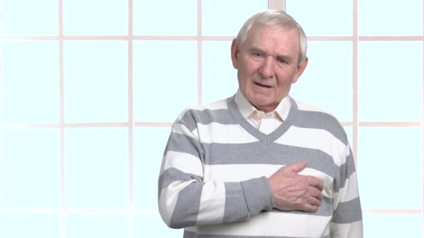 Uomo anziano con attacco di cuore . — Video Stock