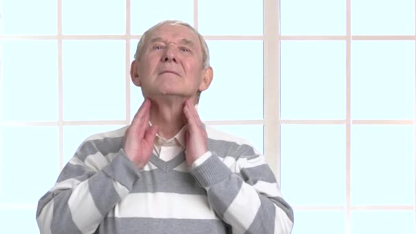 Oude man gevoel keelpijn. — Stockvideo