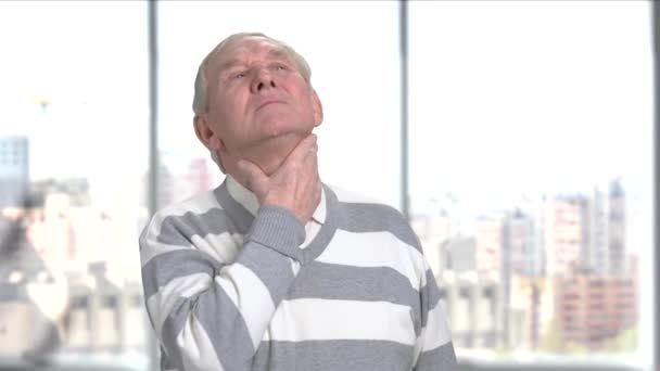 Starší muž s bolest v krku. — Stock video