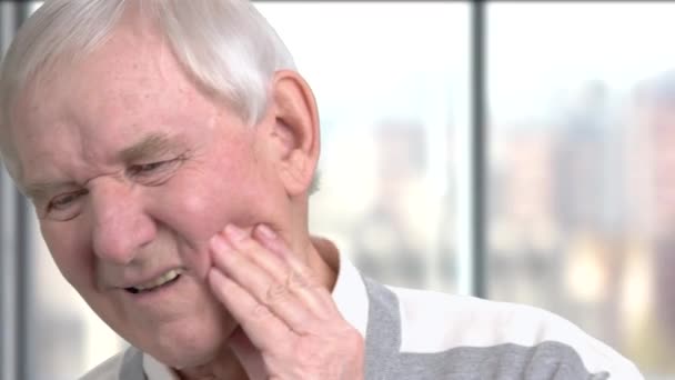 Senior man met gevoelige tand pijn. — Stockvideo