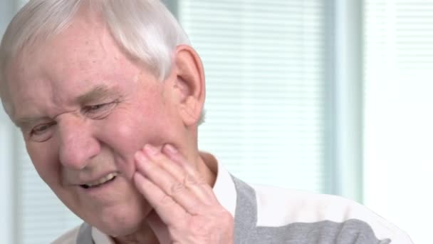 Olycklig senior man har tandvärk. — Stockvideo