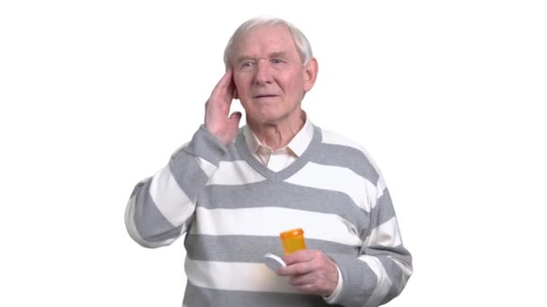 Uomo anziano in possesso di medicina, sfondo bianco . — Video Stock