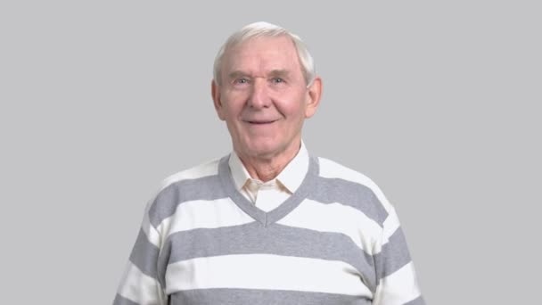 Uomo anziano deliziato su sfondo grigio . — Video Stock