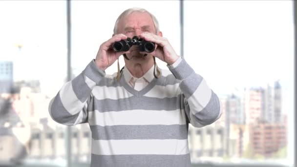 Bejaarde op zoek door middel van verrekijkers. — Stockvideo