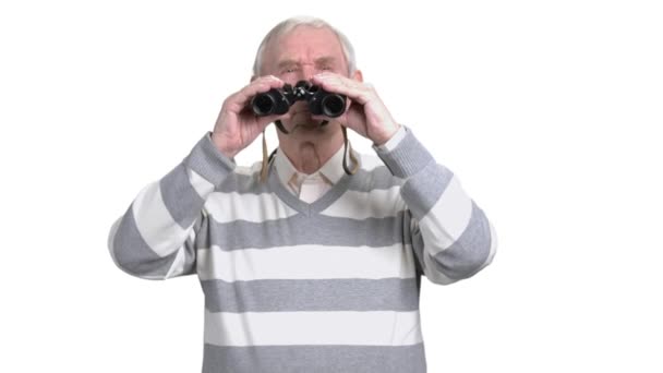 Elderly man using binoculars. — Stock Video