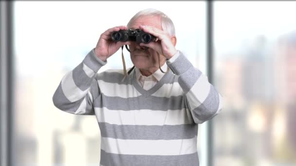 Senior male tittar genom kikaren. — Stockvideo
