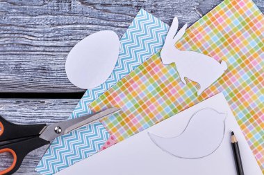 Papercut rakamlar ve renkli kağıt sayfalarının.