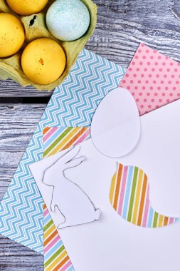 Tavuk yumurtası ve Paskalya papercut siluetleri.