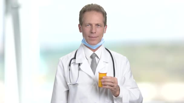 Handsome mature doctor with medicine. — Stock Video