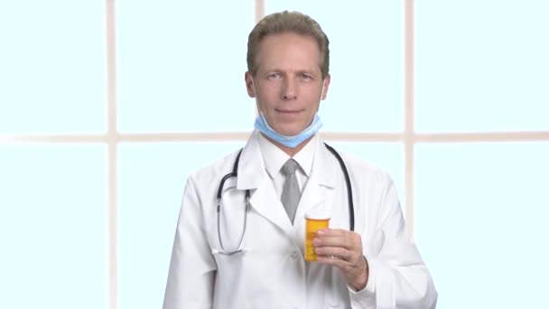 Médico sosteniendo pastillas para el tratamiento del paciente . — Vídeos de Stock
