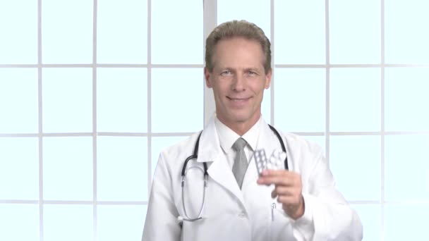 Arzt zeigt Medikamententabletten. — Stockvideo