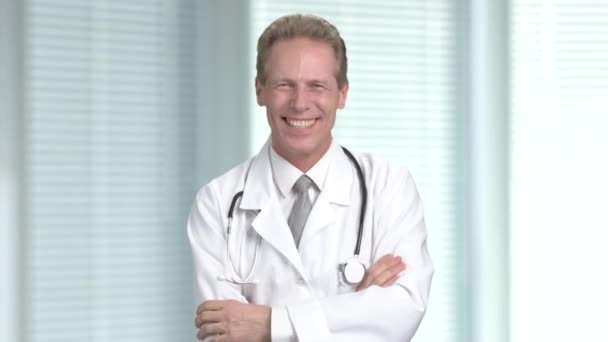 Glada läkare på suddig bakgrund. — Stockvideo
