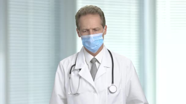 Θλιβερή γιατρός παίρνει μακριά την προστατευτική μάσκα. — Αρχείο Βίντεο