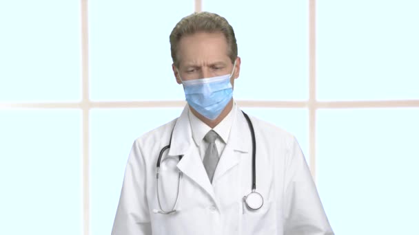 不安と疲れの男性医師. — ストック動画