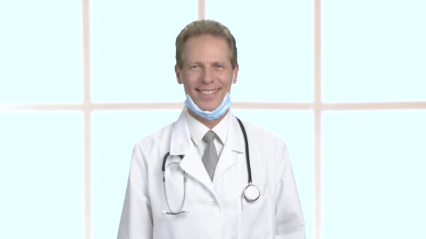 Freudiger männlicher Arzt zeigt Daumen nach oben. — Stockvideo